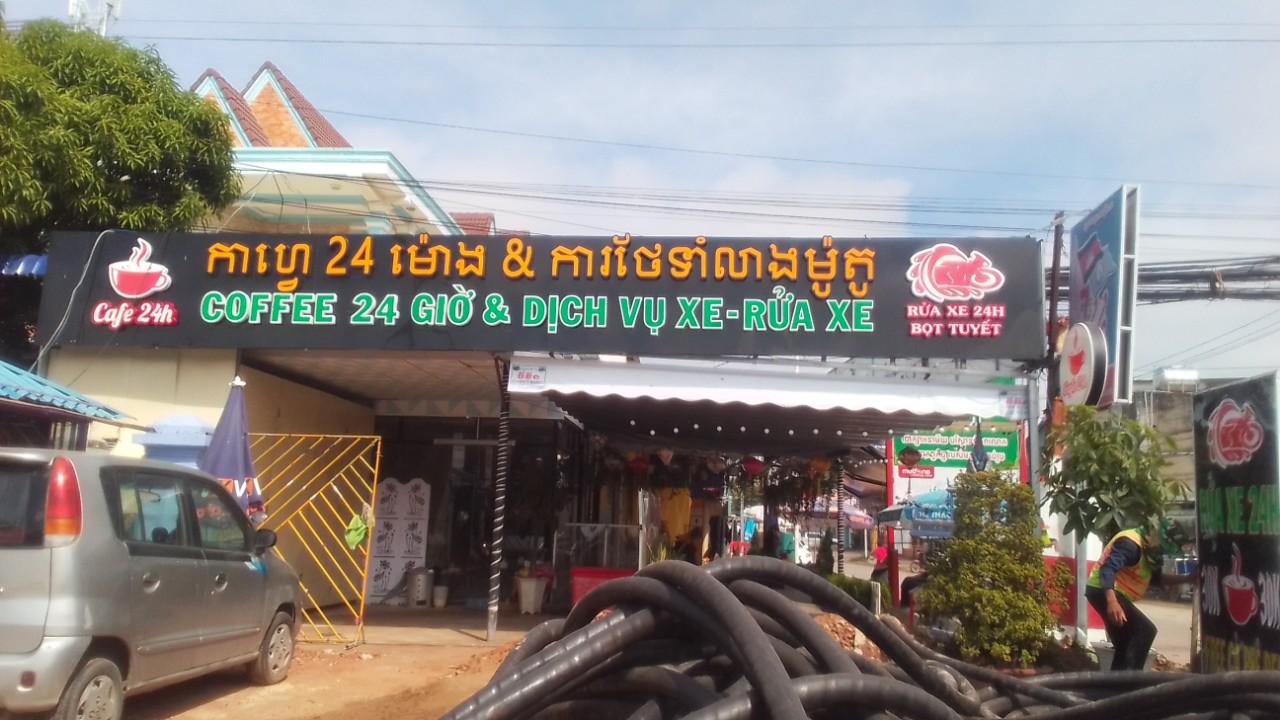 Bảng quảng cáo với chất liệu khác nhau